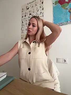 Snapshot of streetdoll chatting on 02/04/25, 07:40 streetdoll online show from 02/04/25, 07:40