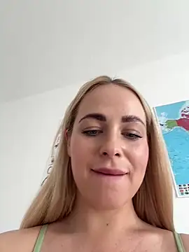 Snapshot of streetdoll chatting on 03/09/25, 09:13 streetdoll online show from 03/09/25, 09:13