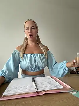 Snapshot of streetdoll chatting on 10/09/25, 07:17 streetdoll online show from 10/09/25, 07:17