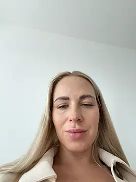 Snapshot of streetdoll chatting on 10/24/25, 01:40 streetdoll online show from 10/24/25, 01:40