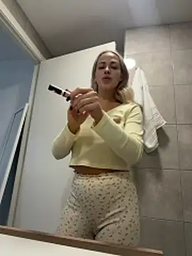 Snapshot of streetdoll chatting on 11/29/25, 08:39 streetdoll online show from 11/29/25, 08:39