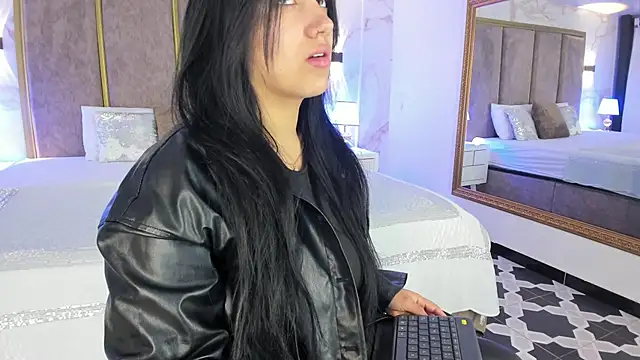 PaulinaDuarte online show from 10/26/25, 10:10