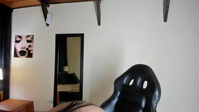 Snapshot of EmiliWilliams chatting on 10/08/25, 12:19 EmiliWilliams online show from 10/08/25, 12:19