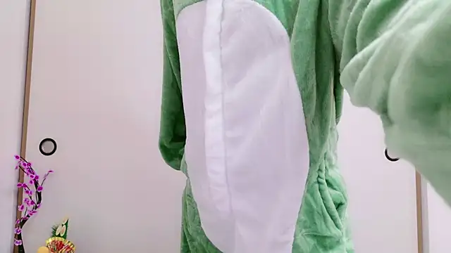 Snapshot of HONO_cha chatting on 01/04/25, 11:11 HONO cha online show from 01/04/25, 11:11