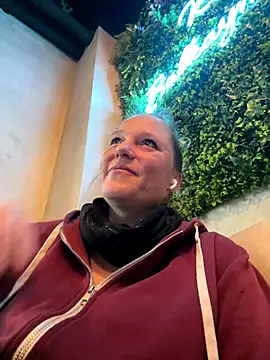 MoniqueLaFee online show from 12/16/25, 08:41