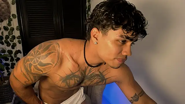 Snapshot of Young_laroi chatting on 03/02/25, 04:39 Young laroi online show from 03/02/25, 04:39