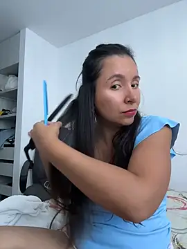 Snapshot of emely_sexx20 chatting on 06/17/26, 10:43 emely sexx20 online show from 06/17/26, 10:43