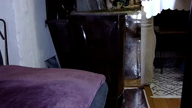 Snapshot of by-panic chatting on 12/17/24, 10:11 by-panic online show from 12/17/24, 10:11