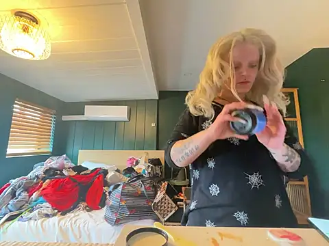 Snapshot of tatted-bitty chatting on 02/13/25, 06:16 tatted-bitty online show from 02/13/25, 06:16