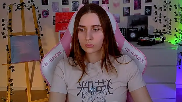 Snapshot of AliceCharmy chatting on 02/14/25, 02:44 AliceCharmy online show from 02/14/25, 02:44