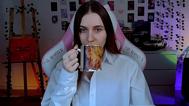 Snapshot of AliceCharmy chatting on 09/18/25, 04:42 AliceCharmy online show from 09/18/25, 04:42