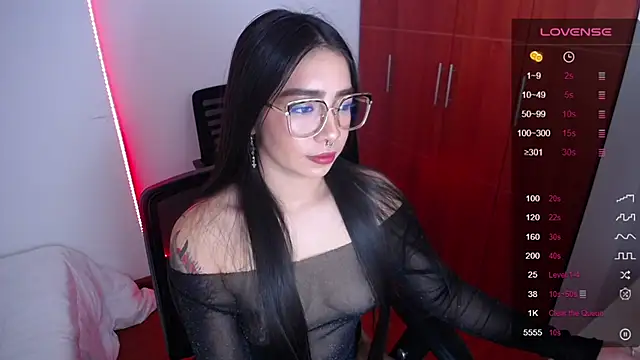 Snapshot of megan_bluee23 chatting on 03/18/25, 02:04 megan bluee23 online show from 03/18/25, 02:04