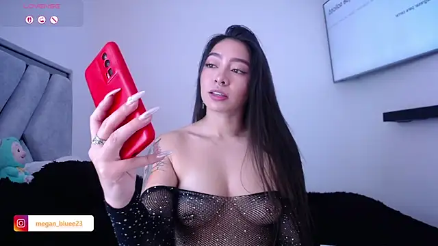 Snapshot of megan_bluee23 chatting on 10/01/25, 03:51 megan bluee23 online show from 10/01/25, 03:51