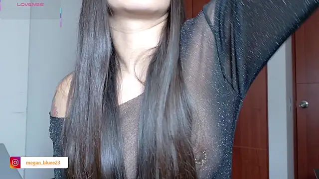 megan bluee23 online show from 12/18/25, 04:24