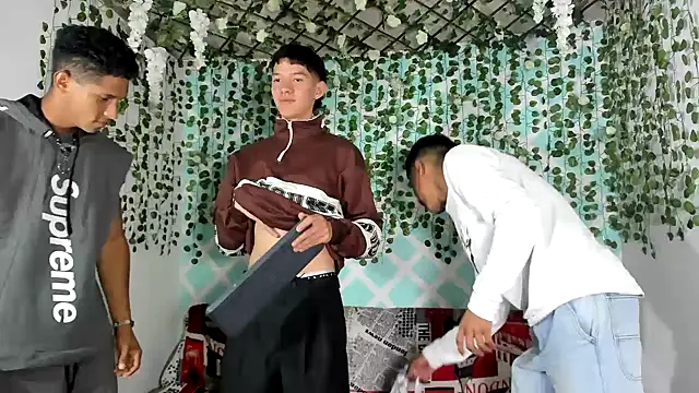 oliverhot2005 online show from 02/22/25, 07:25