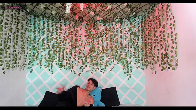 oliverhot2005 online show from 12/19/25, 09:00