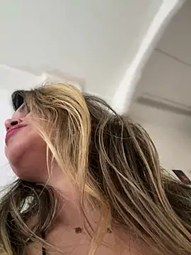 Snapshot of melanny10 chatting on 12/21/24, 01:42 melanny10 online show from 12/21/24, 01:42