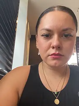 Snapshot of Luccreccia_ chatting on 09/20/25, 09:21 Luccreccia online show from 09/20/25, 09:21