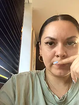 Snapshot of Luccreccia_ chatting on 10/04/25, 09:18 Luccreccia online show from 10/04/25, 09:18