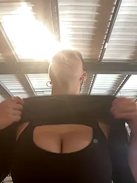 Snapshot of Luccreccia_ chatting on 10/12/25, 08:24 Luccreccia online show from 10/12/25, 08:24