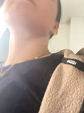 Snapshot of Luccreccia_ chatting on 10/29/25, 10:06 Luccreccia online show from 10/29/25, 10:06