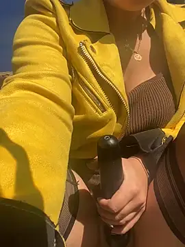 Snapshot of Luccreccia_ chatting on 11/17/25, 10:54 Luccreccia online show from 11/17/25, 10:54