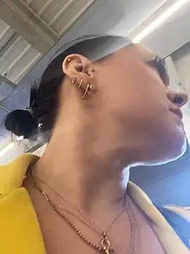 Snapshot of Luccreccia_ chatting on 11/18/25, 03:05 Luccreccia online show from 11/18/25, 03:05