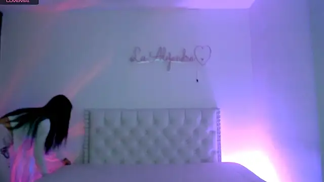 Snapshot of alee_lenoxx chatting on 10/28/25, 07:01 alee lenoxx online show from 10/28/25, 07:01