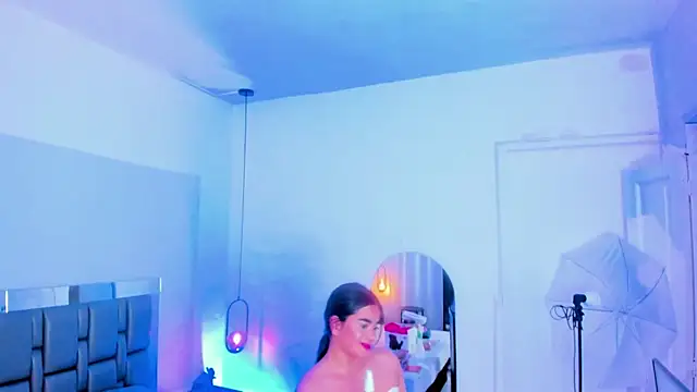 Snapshot of Emily_Gil1 chatting on 02/21/25, 04:26 Emily Gil1 online show from 02/21/25, 04:26