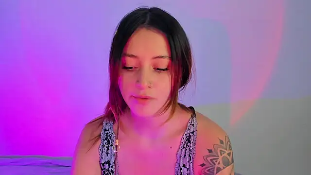 Snapshot of annie_mora chatting on 11/25/25, 02:11 annie mora online show from 11/25/25, 02:11