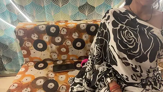 shuhana  online show from 11/28/25, 04:59