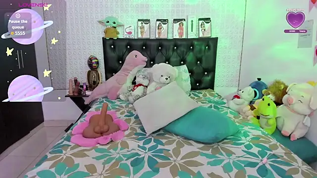 Snapshot of redgirlofficial chatting on 09/26/25, 03:54 redgirlofficial online show from 09/26/25, 03:54