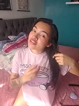 Snapshot of lauvelez__ chatting on 02/04/26, 02:34 lauvelez online show from 02/04/26, 02:34