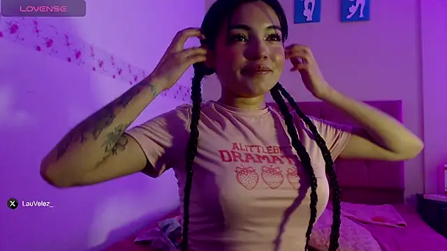 Snapshot of lauvelez__ chatting on 03/28/26, 01:22 lauvelez online show from 03/28/26, 01:22