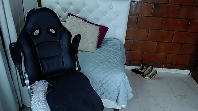 Maira B online show from 09/28/25, 01:49