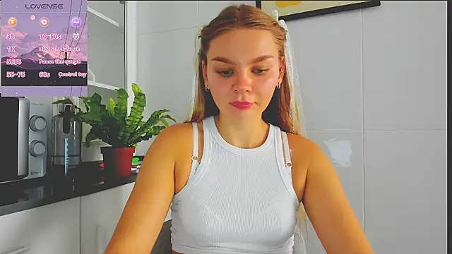 Snapshot of Molly_sweetie chatting on 07/17/26, 06:42 Molly sweetie online show from 07/17/26, 06:42