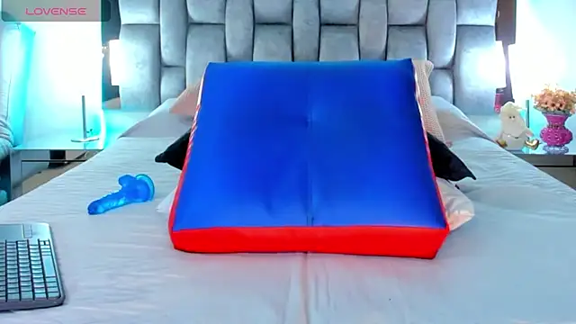 Snapshot of Abbye_blue01 chatting on 12/04/24, 01:47 Abbye blue01 online show from 12/04/24, 01:47