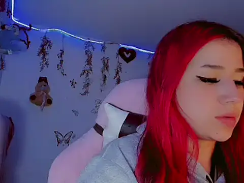 Snapshot of madisonx17 chatting on 01/25/25, 02:37 madisonx17 online show from 01/25/25, 02:37