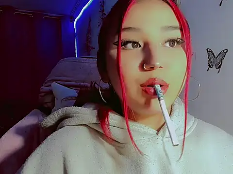 Snapshot of madisonx17 chatting on 11/06/25, 12:22 madisonx17 online show from 11/06/25, 12:22