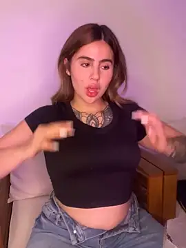 Snapshot of ValerieHilton chatting on 01/06/25, 11:52 ValerieHilton online show from 01/06/25, 11:52