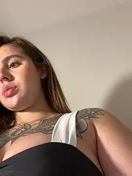 Snapshot of ValerieHilton chatting on 03/21/25, 12:51 ValerieHilton online show from 03/21/25, 12:51