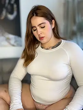 Snapshot of ValerieHilton chatting on 10/15/25, 10:21 ValerieHilton online show from 10/15/25, 10:21