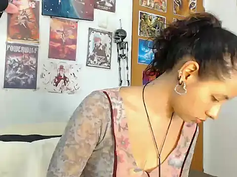 Snapshot of kiaraleono1302 chatting on 12/16/25, 01:21 kiaraleono1302 online show from 12/16/25, 01:21