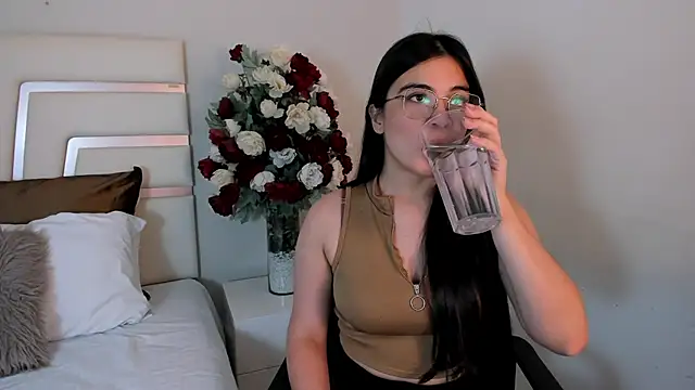 Snapshot of CamilaSofiia chatting on 02/19/25, 07:48 CamilaSofiia online show from 02/19/25, 07:48