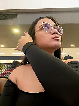 Snapshot of CamilaSofiia chatting on 11/11/25, 11:27 CamilaSofiia online show from 11/11/25, 11:27