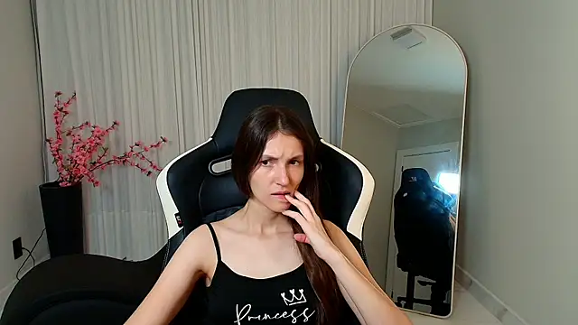 Snapshot of upssnowy chatting on 10/27/25, 07:07 upssnowy online show from 10/27/25, 07:07