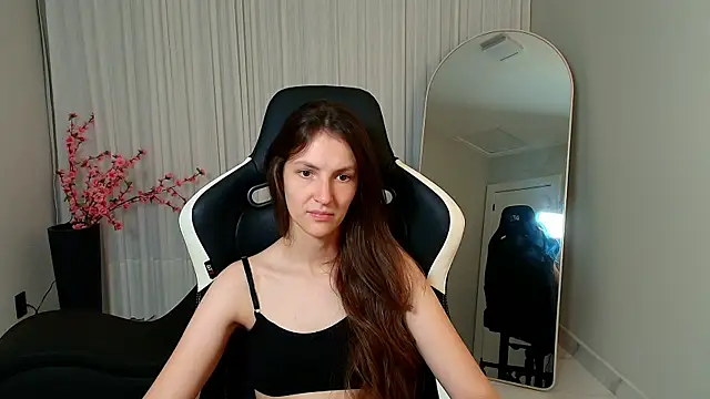 Snapshot of upssnowy chatting on 10/28/25, 08:00 upssnowy online show from 10/28/25, 08:00