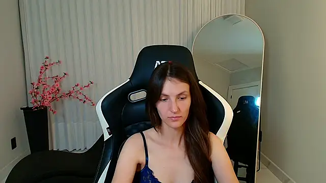 Snapshot of upssnowy chatting on 11/17/25, 10:26 upssnowy online show from 11/17/25, 10:26