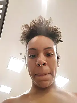 Julia Pretinha online show from 10/10/25, 02:27