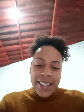 Julia Pretinha online show from 06/15/26, 12:40